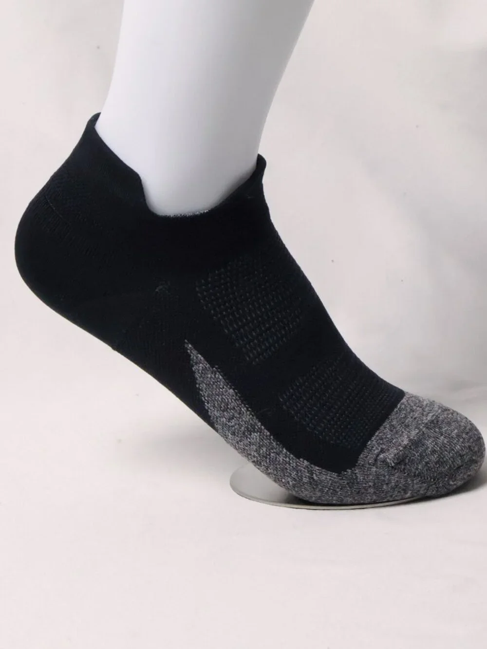 Feetures Ankle Socks Lightweight Running - Size M